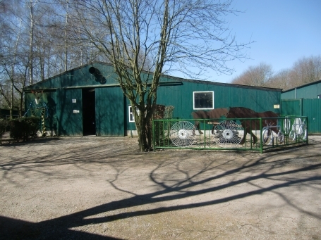 Sonsbeck : Balberger Straße, Traktorenmuseum Pauenhof, vor den Ausstellungshallen 